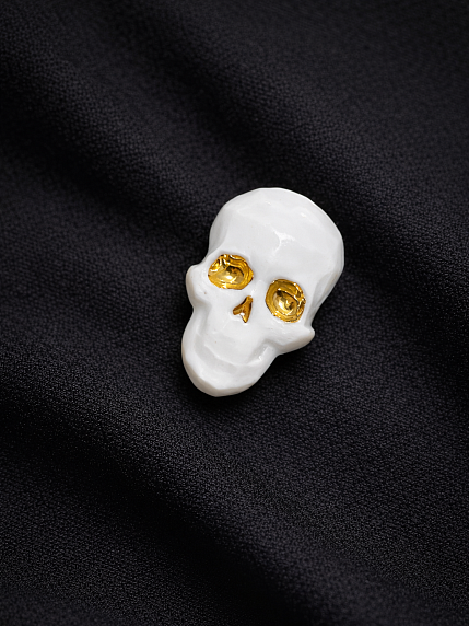Брошь ручной работы Bulygin «Череп полигональный», фарфор, бело-золотистая, фото 2.