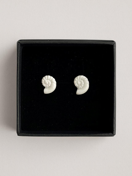 Сережки-гвоздики «Ракушки-завитки», белые, фарфор, в ассортименте, фото 1.