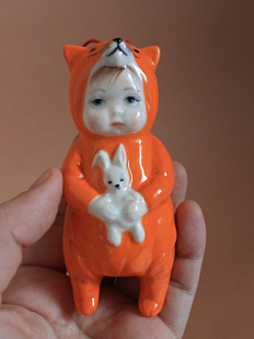 Ёлочная игрушка из фарфора «Малыш в костюме лисы», 10 см