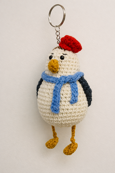 Вязаный брелок «Чайка» с голубым шарфиком, фото 1.