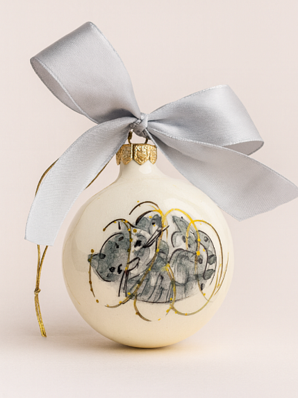 Ёлочная игрушка шар расписной «Серый котик с гирляндой», 7 см, фото 1.