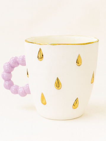 Кружка ручной работы из фарфора, белая с золотыми каплями и фиолетовой ручкой, объём 300 мл, фото 2.