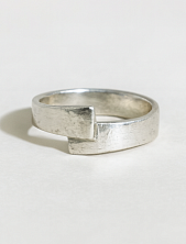 Кольцо из нейзильбера «Замкнутая линия»