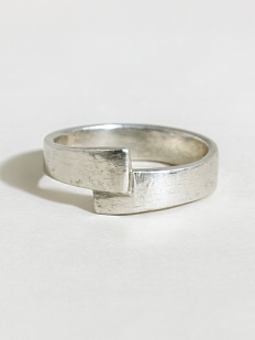 Кольцо из нейзильбера «Замкнутая линия»