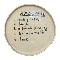 Тарелка ручной работы c надписью «House rules», керамика, 17 см