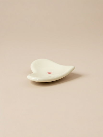 Блюдце ручной работы Августа в виде сердечка с рисунком, бежевое, керамика, 6 см, фото 3.