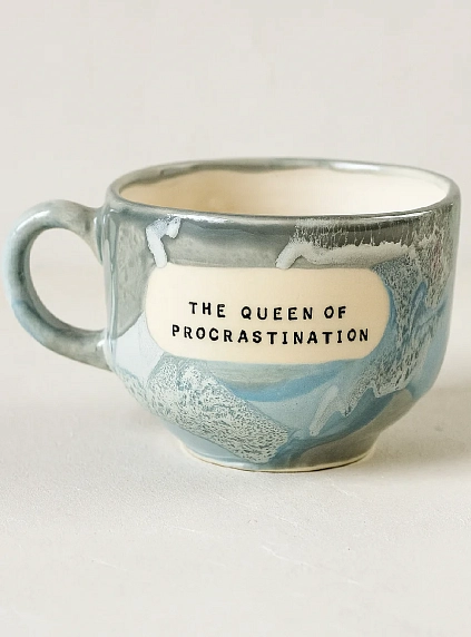 Кружка ручной работы Тата вытворяет/NF ceramics «The Queen of procrastination», голубая, керамика, 600 мл, фото 1.