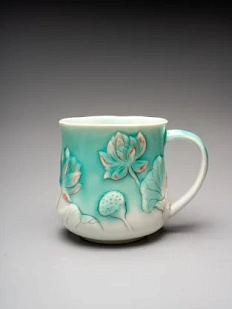 Кружка ручной работы Керамика Александры Пылиной «Лотос и карп», бирюзовая, фарфор, 430 мл