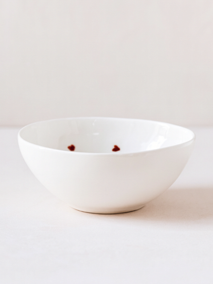 Тарелка глубокая ручной работы Лисёнок с коричневыми сердечками, белая, фарфор, 12 см, фото 2.