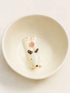 Тарелка ручной работы АН2К с фигуркой внутри Собачка, белая, керамика, 12,5 см