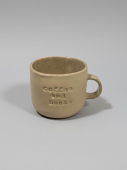 Кружка ручной работы с надписью «Coffee and books», бежевая, керамика, 350 мл, фото 2.