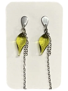 Серьги-гвоздики Керко с цепочкой зеленые листочки, стекло