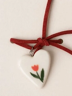 Чокер ручной работы Ловетанн керамика с сердечком «Цветок» на ленточке, полуфарфор