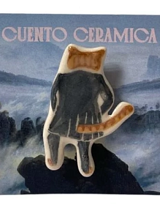 Брошь ручной работы Алиса Меренфельд Котики. Странник над морем тумана, керамика