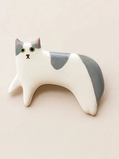 Брошь ручной работы Екатерина Юдо «Лежащий бело-серый кот», керамика