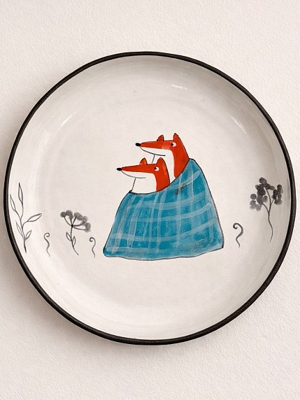 Тарелка ручной работы Ким керамика с бортиком Пара лисичек с пледом, белая, 13 см, фото 1.