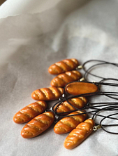 Подвеска ручной работы Счастливые истории «Батон», полимерная глина