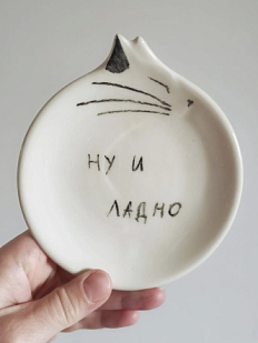 Блюдце ручной работы Taniko Ga «Ну и ладно», белая, керамика, 12 см
