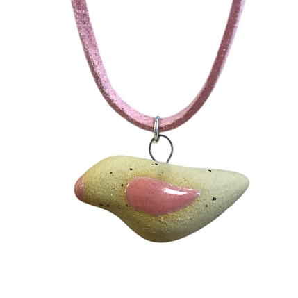 Чокер ручной работы Ceramission «Птичка» на замшевом коротком шнурке, бежево-розовый, керамика, фото 1.
