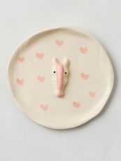 Тарелка ручной работы с фигуркой Лошадка, бело-розовая, полуфарфор, 14 см