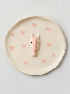 Тарелка ручной работы с фигуркой Лошадка, бело-розовая, полуфарфор, 14 см