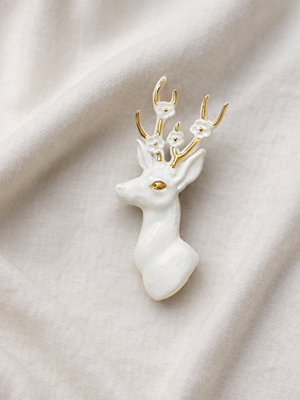 Брошь ручной работы Bulygin «Олень», фарфор, бело-золотистая, фото 2.