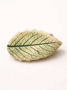 Брошь ручной работы Elizabeth Madar Лист, светло-зелёная, керамика
