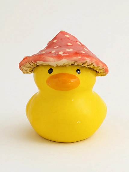 Керамическая фигурка Уточка в шляпе в форме мухомора, 7 см, фото 1.