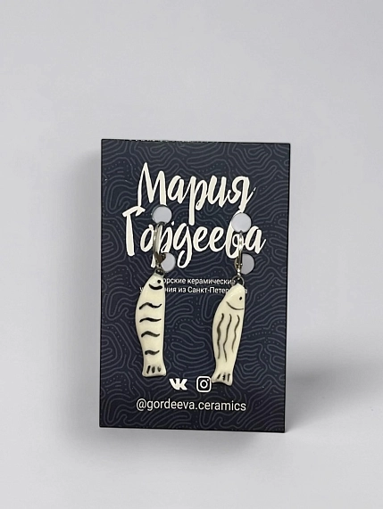 Серьги Мария Гордеева «Рыбки», на петле, керамика, чёрно-белые, фото 1.