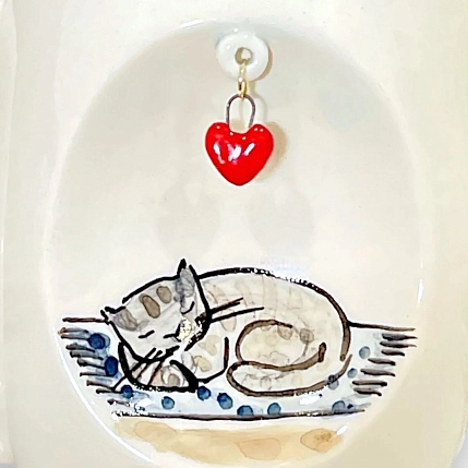 Кружка ручной работы НАДО ЖЕ Спящий котик с подвеской сердечком, керамика, 300 мл, фото 3.