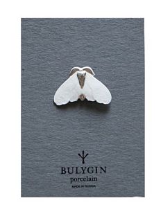 Брошь ручной работы Bulygin «Моль», бело-серебристая, фарфор