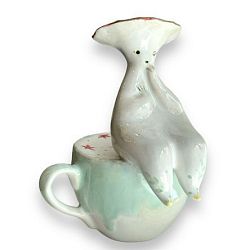 Статуэтка ручной работы «Грибочек» на чашке, керамика, белый с розовой шлапкой
