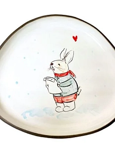 Тарелка ручной работы Зайка под снегом, керамика, 21*19 см