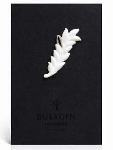 Брошь ручной работы Фарфор Булыгина «Веточка», бело-серебристая