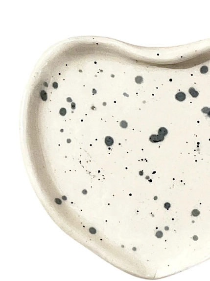 Блюдце ручной работы Катя Вебер Сердечко в точку, белое, керамика, 8 см, фото 2.