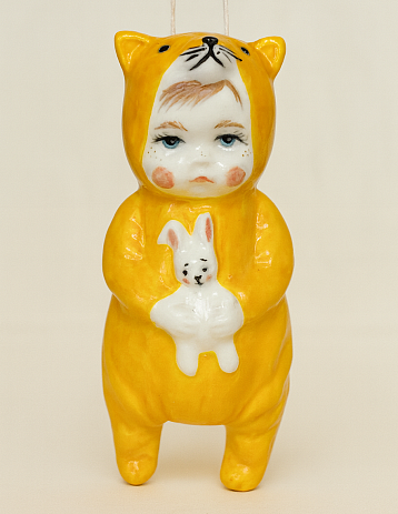 Ёлочная игрушка из фарфора «Малыш в костюме лисы», 10 см, фото 1.