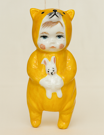 Ёлочная игрушка из фарфора «Малыш в костюме лисы», 10 см, фото 1.