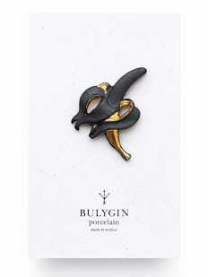 Брошь ручной работы Bulygin «Банан», фарфор, чёрно-золотистая