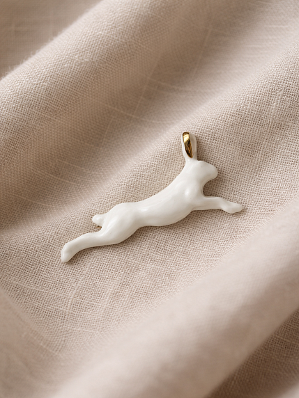 Брошь ручной работы Фарфор Булыгина «Заяц», бело-золотистая, фото 2.