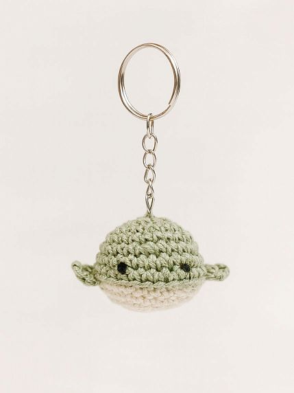 Вязаный брелок, обвес на сумку, «Кит», серо-зеленый, 4 см, фото 1.