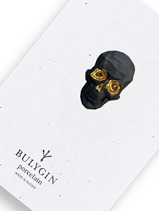 Брошь ручной работы Bulygin «Череп полигональный», фарфор, чёрно-золотистая