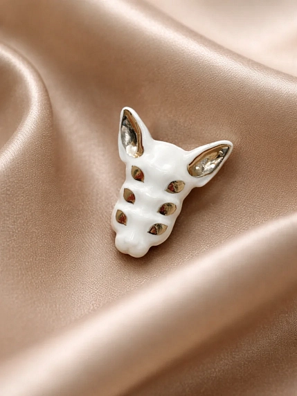Брошь ручной работы Фарфор Булыгина «Кошка 6 глаз», бело-серебристая, фото 5.