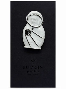 Брошь ручной работы Фарфор Булыгина «Гагарин» большая, бело-серебристая