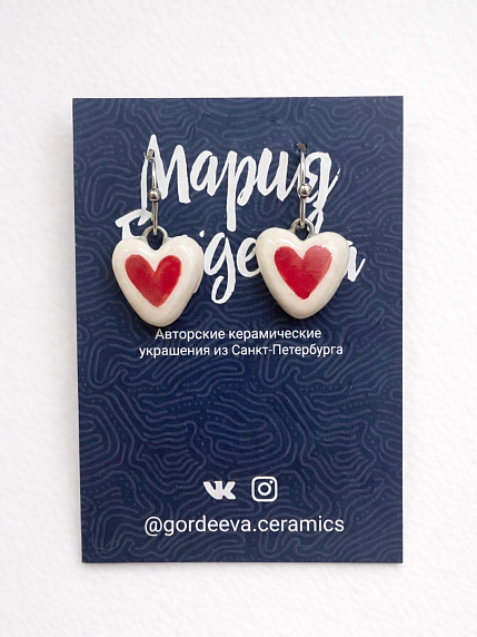 Серьги на короткой петле Сердечки, керамика, красно-белые, фото 1.