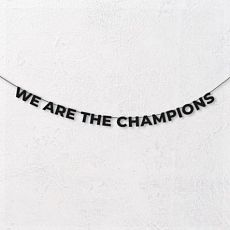Гирлянда из чёрных букв «We are the champions»
