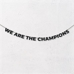 Гирлянда из чёрных букв «We are the champions»