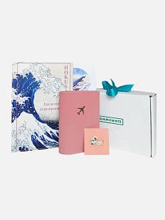 Подарочный набор с обложкой на паспорт, ежедневником и значком