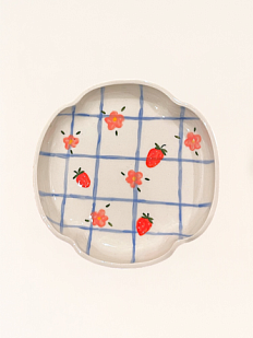Тарелка ручной работы «Клетка с клубникой и цветочками», керамика, 15 см