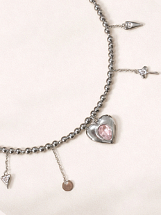 Чокер из тёмного гематита с подвесками «Сердечко с розовым камнем» Migette