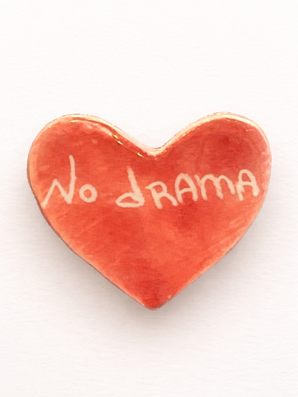 Брошь ручной работы Elizabeth Madar сердечко No drama, розовая, керамика, фото 1.